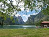 หนึ่งในทะเลสาบแสนสวยของเทือกเขา Dolomites