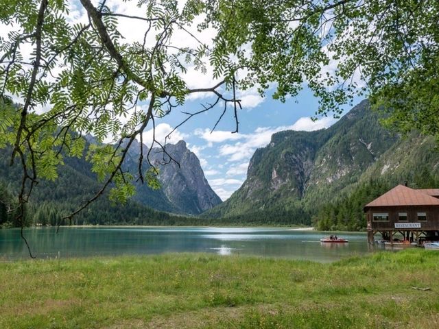 หนึ่งในทะเลสาบแสนสวยของเทือกเขา Dolomites