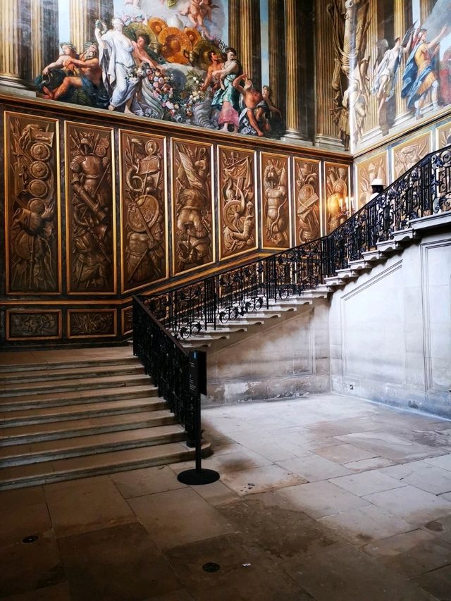 Hampton Court Palace: Royal Tales and Timeless Beauty
