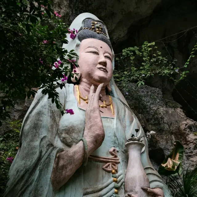 陽朔市公園附近的隱藏巨型佛像 