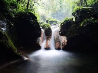 Nestled among the karst mountains, the Xiaojiang River Valley quietly unfolds, far from the famous scenic spots of Luxi, with very few travelers stepping foot in this valley. A shallow river runs through the entire valley.