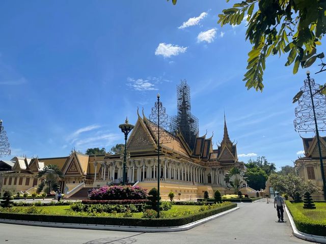 Visit the red "Khmer" 🇰🇭 and experience the unique beauty of the palace 🎊🎊🎊.