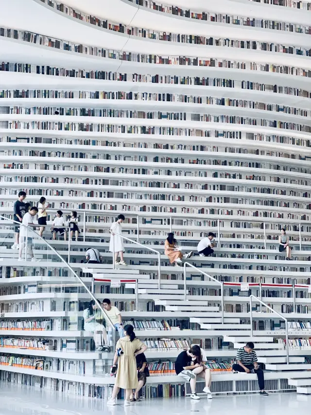 In a library in Tianjin Binhai that is deeply loved by literary and artistic youths