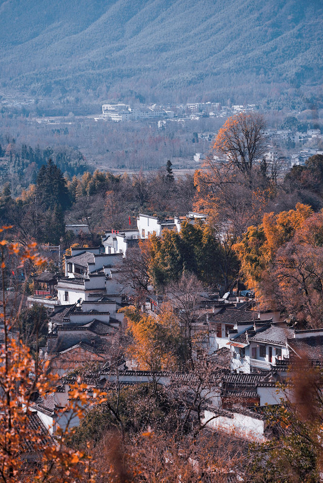 一個靠近宏村，與九寨溝並稱為中國最美秋色的，皖南古村落