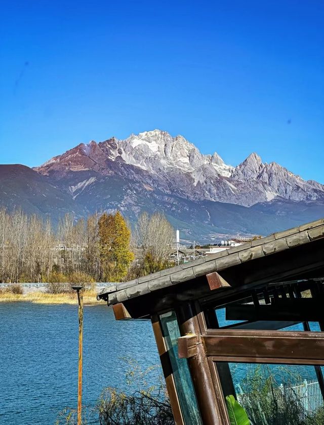 你不需要早起就可以在床上看到的日照金山！