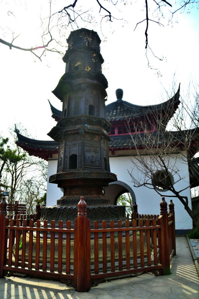 鎮江 是一座具有3500多年悠久歷史的 江南 文化名城，古稱“宜”、“朱方”、“丹徒”、“京口”、“