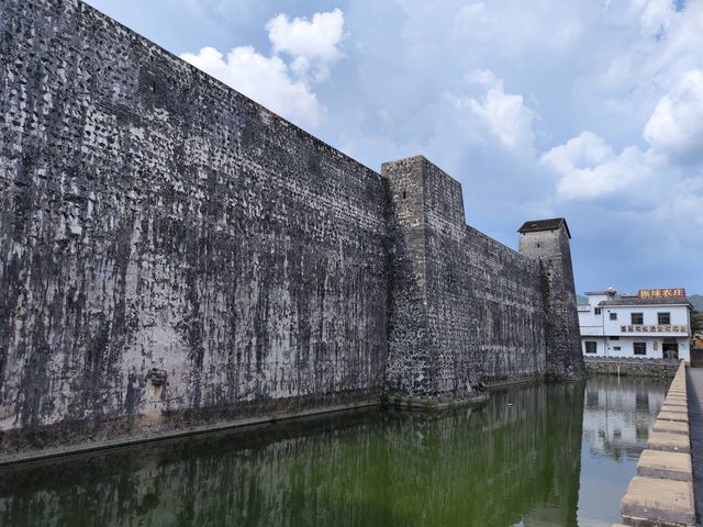 仁化石塘古村，村頭城堡堅固勝過碉樓