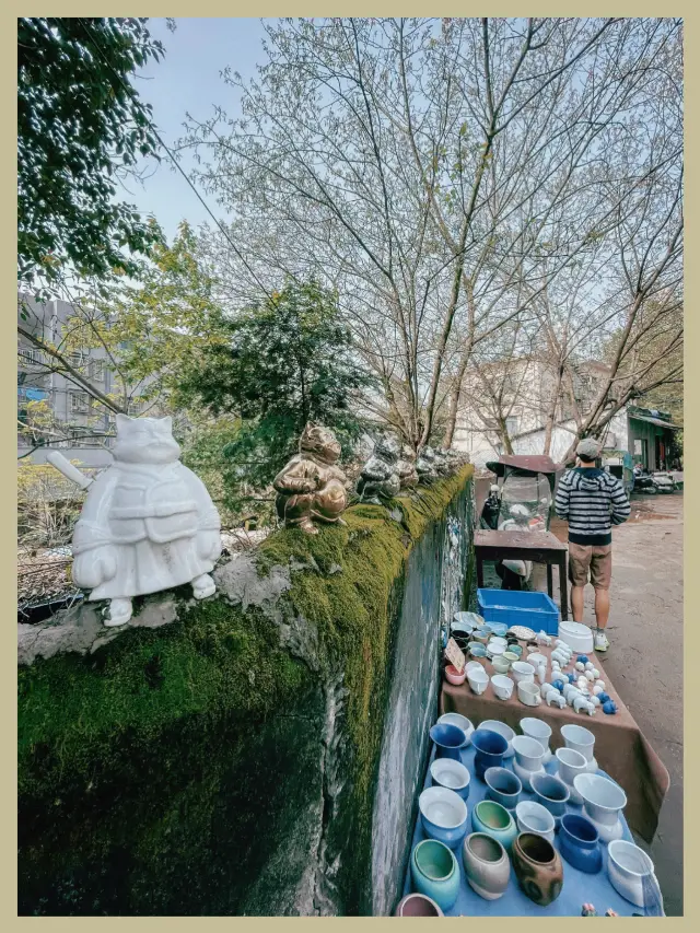 Traveling in Jingdezhen, I walked through crowded art spaces and brushed past the artistic and literary freshness