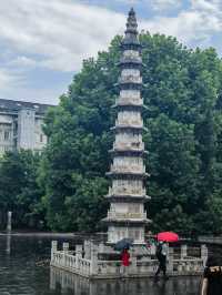 在繁華市集中尋找一個祈福的古老寺廟，在雨天漫步於香積寺