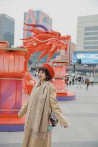 太震撼了徐家匯驚現中國紅的二龍戲珠