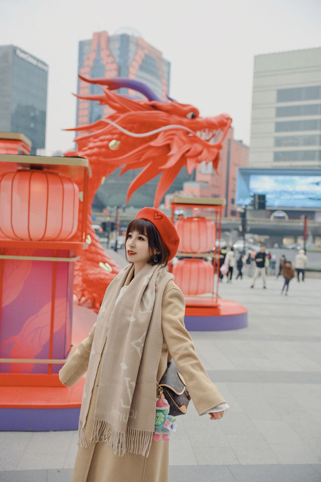 太震撼了徐家匯驚現中國紅的二龍戲珠 太震撼了徐家匯驚現中國紅的二龍戲珠