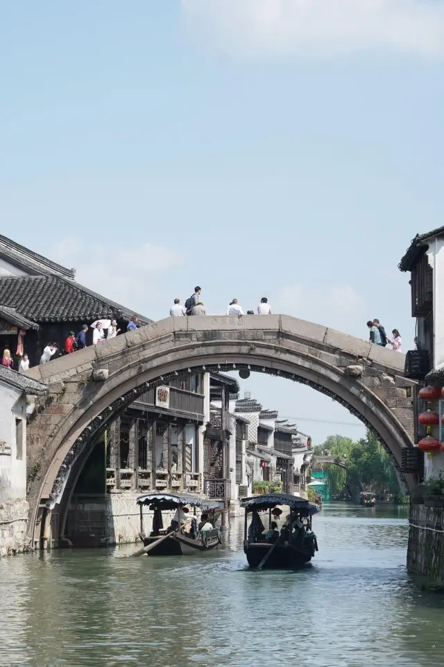 Among the ancient towns in the Jiangnan area, my favorite is Nanxun