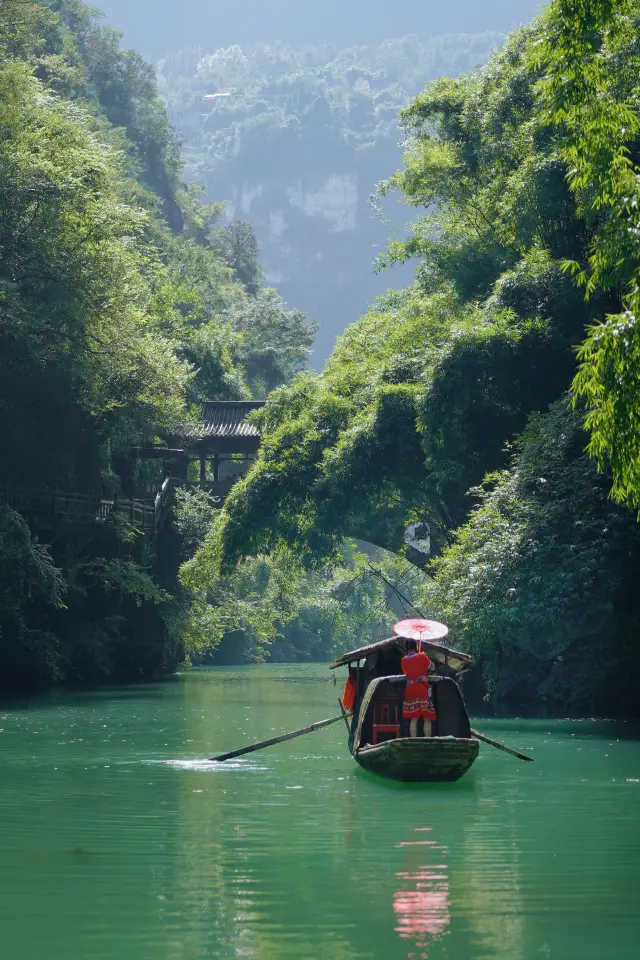 Cruise Day 1: "Sails on the river under the bright moon gorge"~