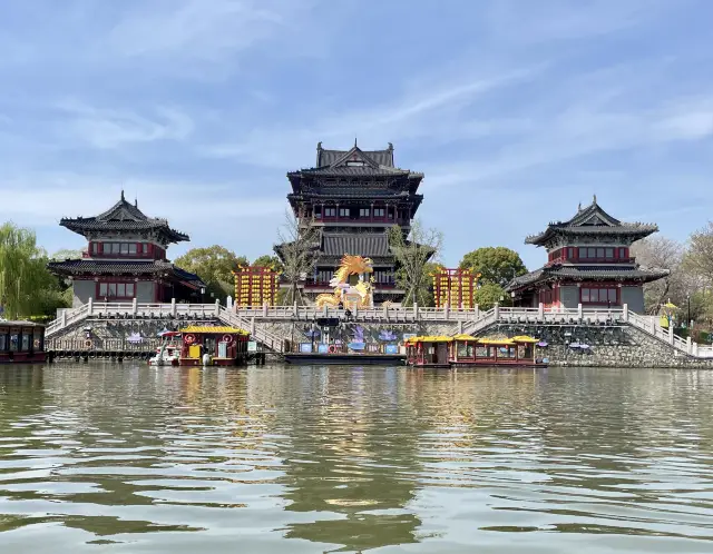 Cruise on the Fengcheng River