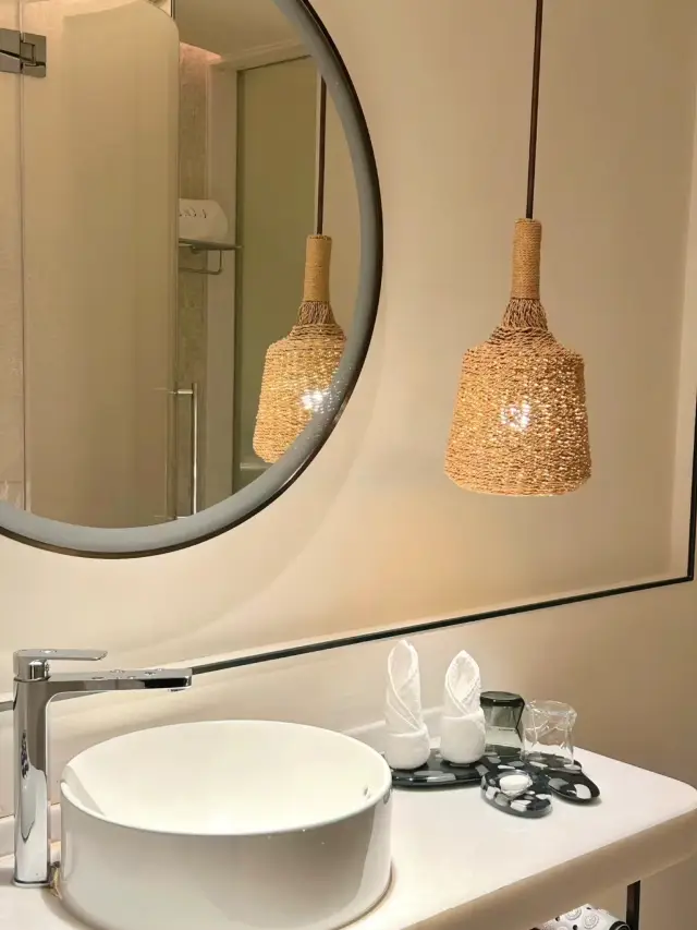 Checked in at Huizhou Shuangyue Bay Sunrise Yingsha Salt Crystal Hotel | Reef Bar