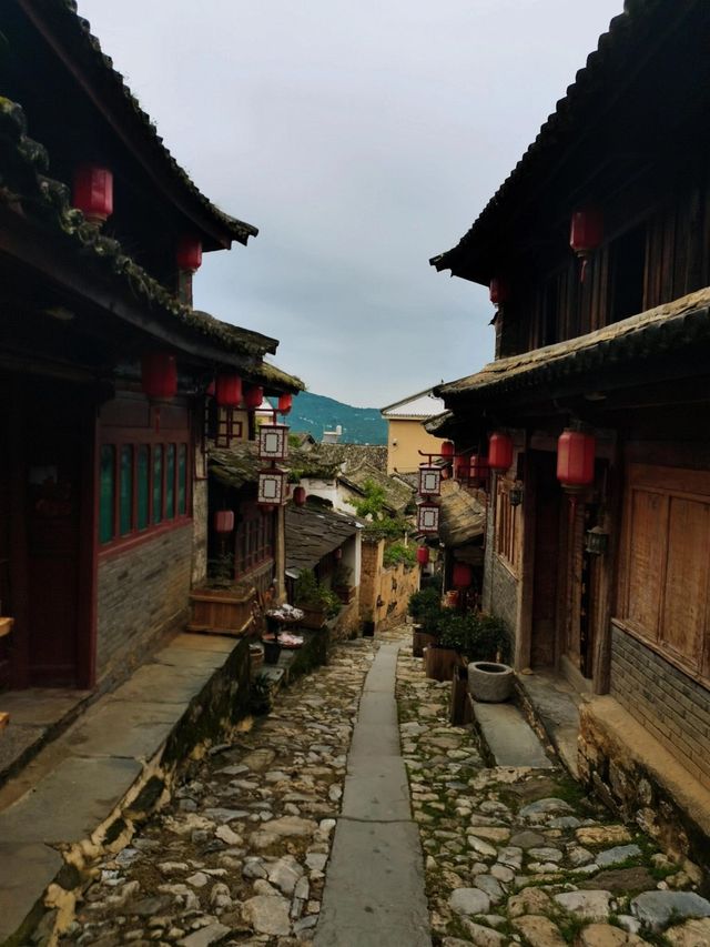 探索雲南的隱秘瑰寶——魯史古鎮