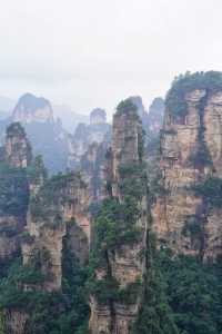 張家界的奇幻之旅:雨幕下的武陵源。