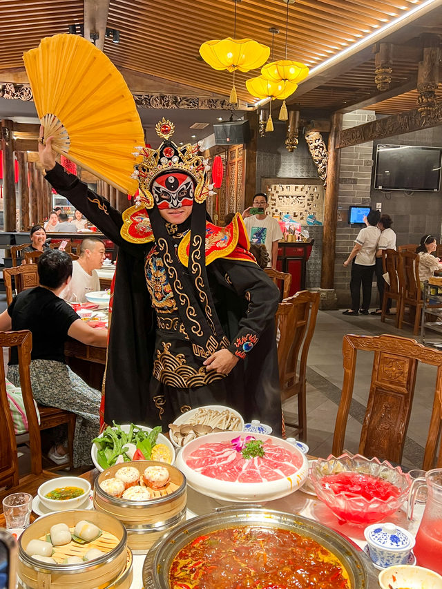 吃火鍋看川劇變臉，這火鍋店也太會了。