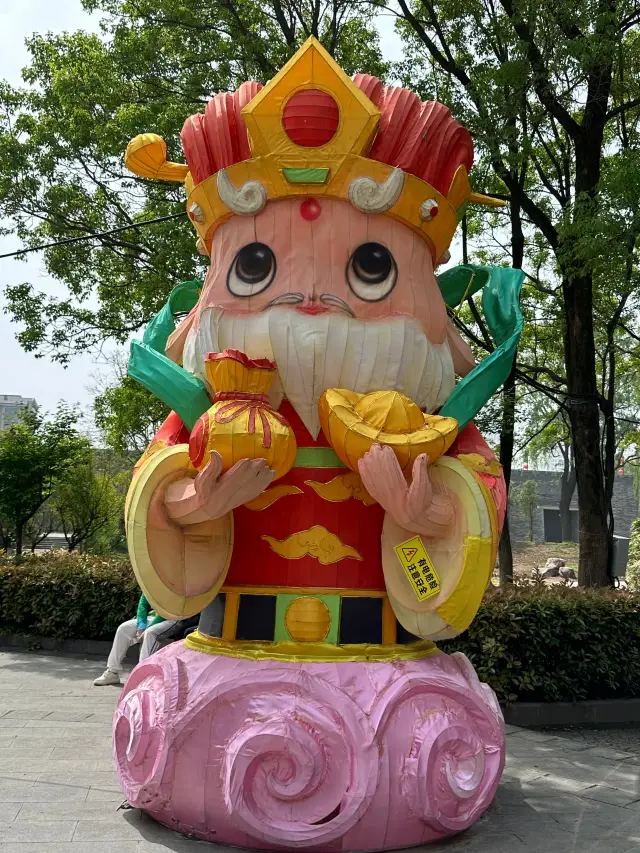 Luoyang Sui and Tang Botanical Garden is a must-visit place. 
