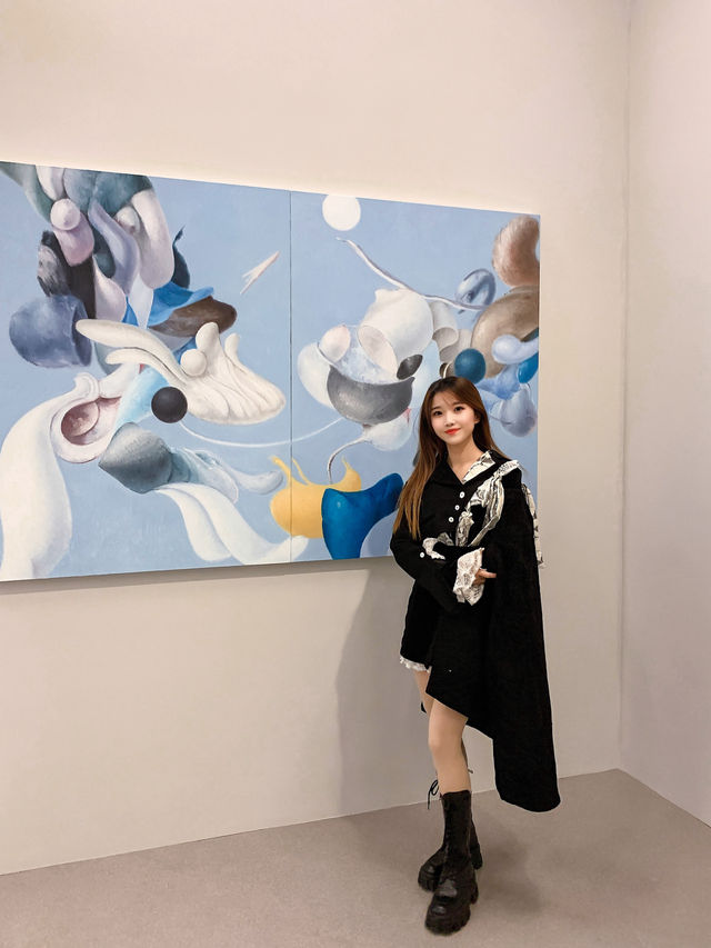 上海免費看展：西岸美術館新展《穿褲子的雲》。