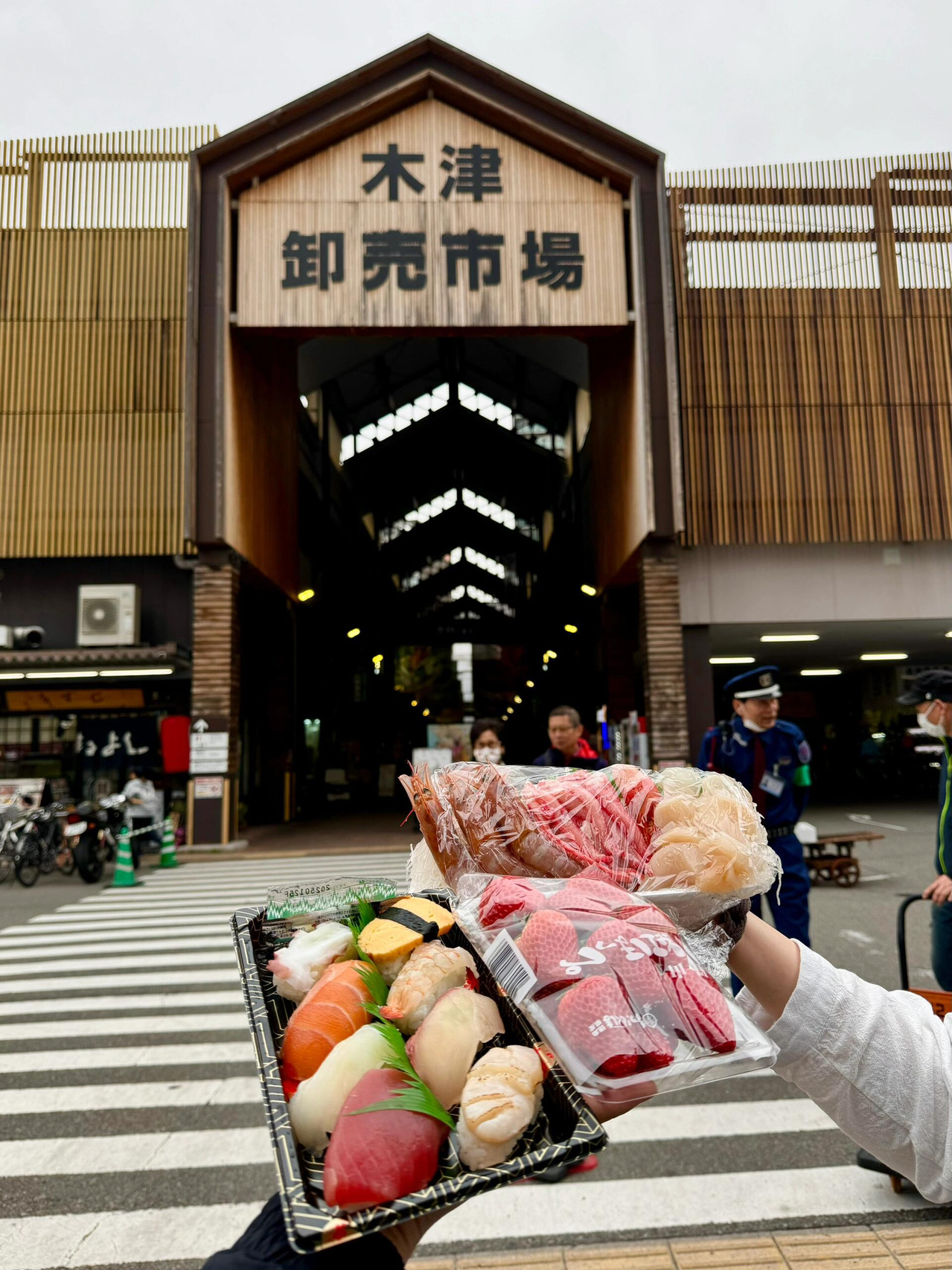 #大阪購物攻略 被當地人安利的木津市場，果然是隱藏版美食天堂！早上七點衝過去，幾乎看不到觀光客，安靜逛吃超愜意～門口大排長龍的魚生飯攤必衝，建議分工合作，一人排隊一人掃貨其他美食，效率直接拉滿！

市場分超市和海鮮區兩邊，雖然不大但超級好逛，連吃帶買1小時就能收穫滿滿！強烈推薦圖4這盒2000円的刺身，蟹足肉鮮甜絲滑，貝柱嫩到入口即化，完全吊打普通餐廳！不過草莓踩雷了，果然還是咱們丹東99更絕～

想體驗地道大阪生活，一定要來這裡！人少價格實惠，隨便買都不踩雷～衝就完事了！ #大阪旅行 #日本美食秘境 #木津市場必吃 #高CP值刺身 #在地人推薦 #大阪逛吃攻略