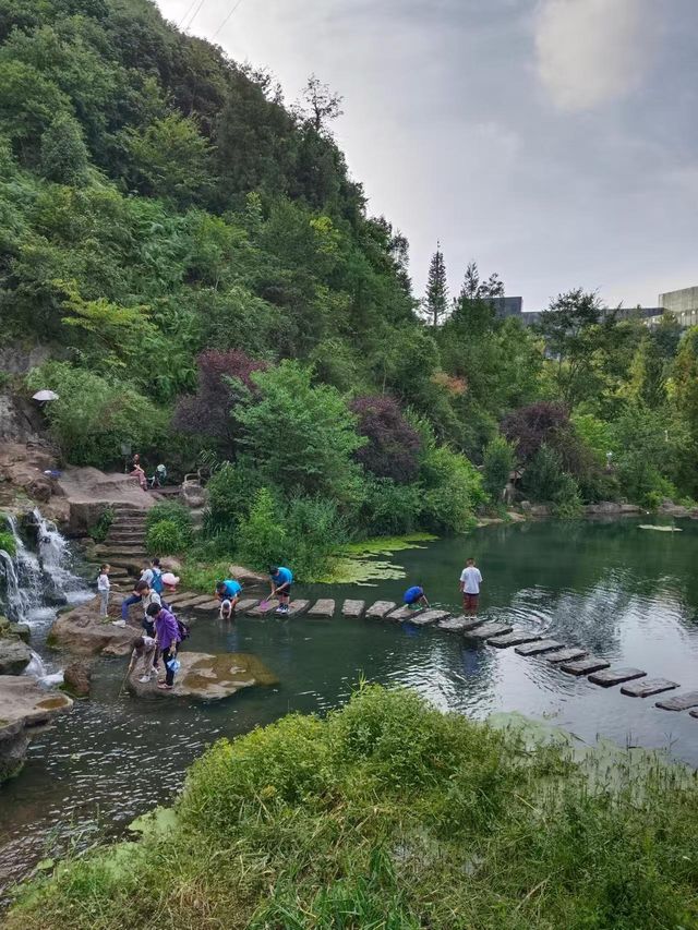 ## 逃離40℃！貴州六盤水親子避暑秘境，19℃嘅夏天太犯規啦！  熱浪灼人？冷氣房困獸？今個夏天