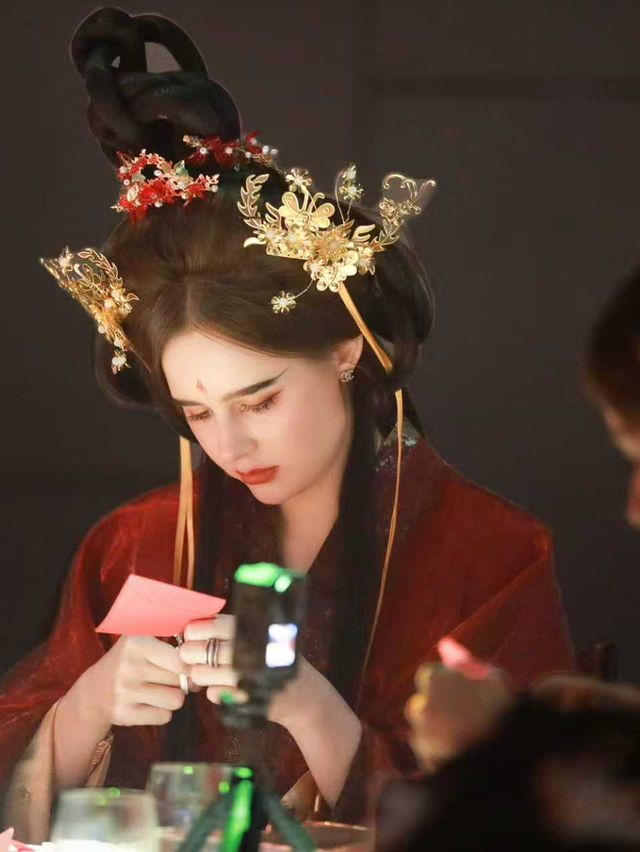This Immersive Imperial Banquet by the Bund is NEXT LEVEL  This Immersive Imperial Banquet by the Bund is NEXT LEVEL