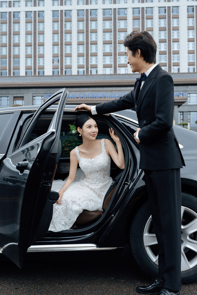 將婚禮搬到草坪上,心動不止一萬次。 將婚禮搬到草坪上,心動不止一萬次。