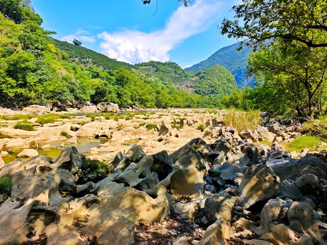 關嶺冰臼遠足全攻略·探索地球三百萬年前的冰川印記 這裡是中國罕見的冰川遺跡，三百萬年前冰川融水如「
