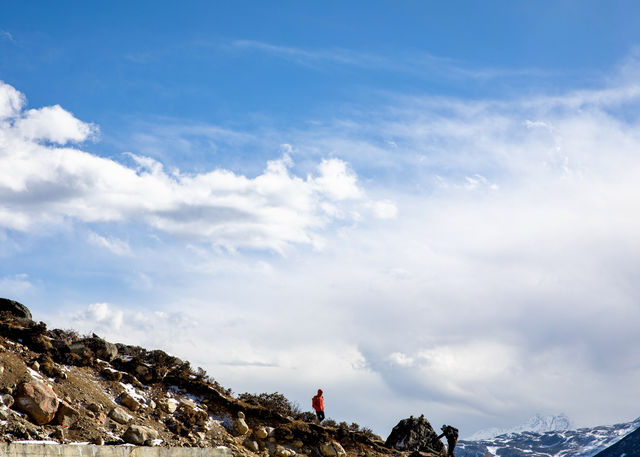 雪山之眸：野馬海子與貢嘎山系的冬日對話