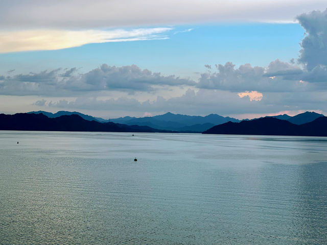 The magic of Thousand Island Lake touches the soul with its serene beauty.