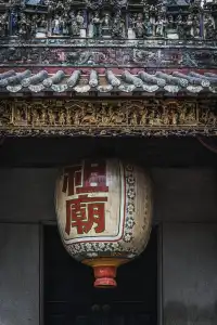 坐在祖廟的紅牆下，我拍到了佛山的魂。