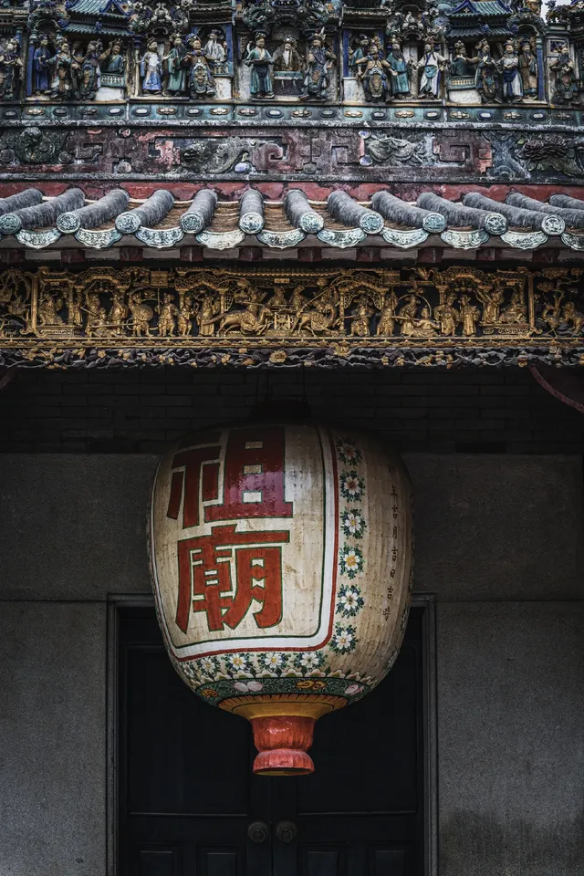 坐在祖廟的紅牆下，我拍到了佛山的魂。