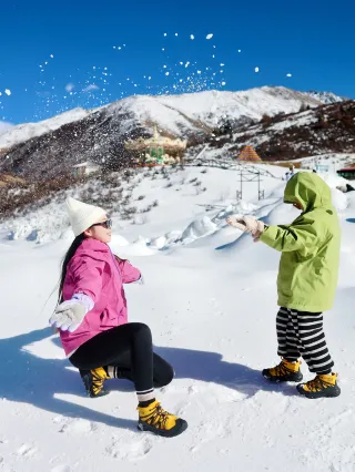 Playing in the snow around Chengdu!!! Just close your eyes and rush here...