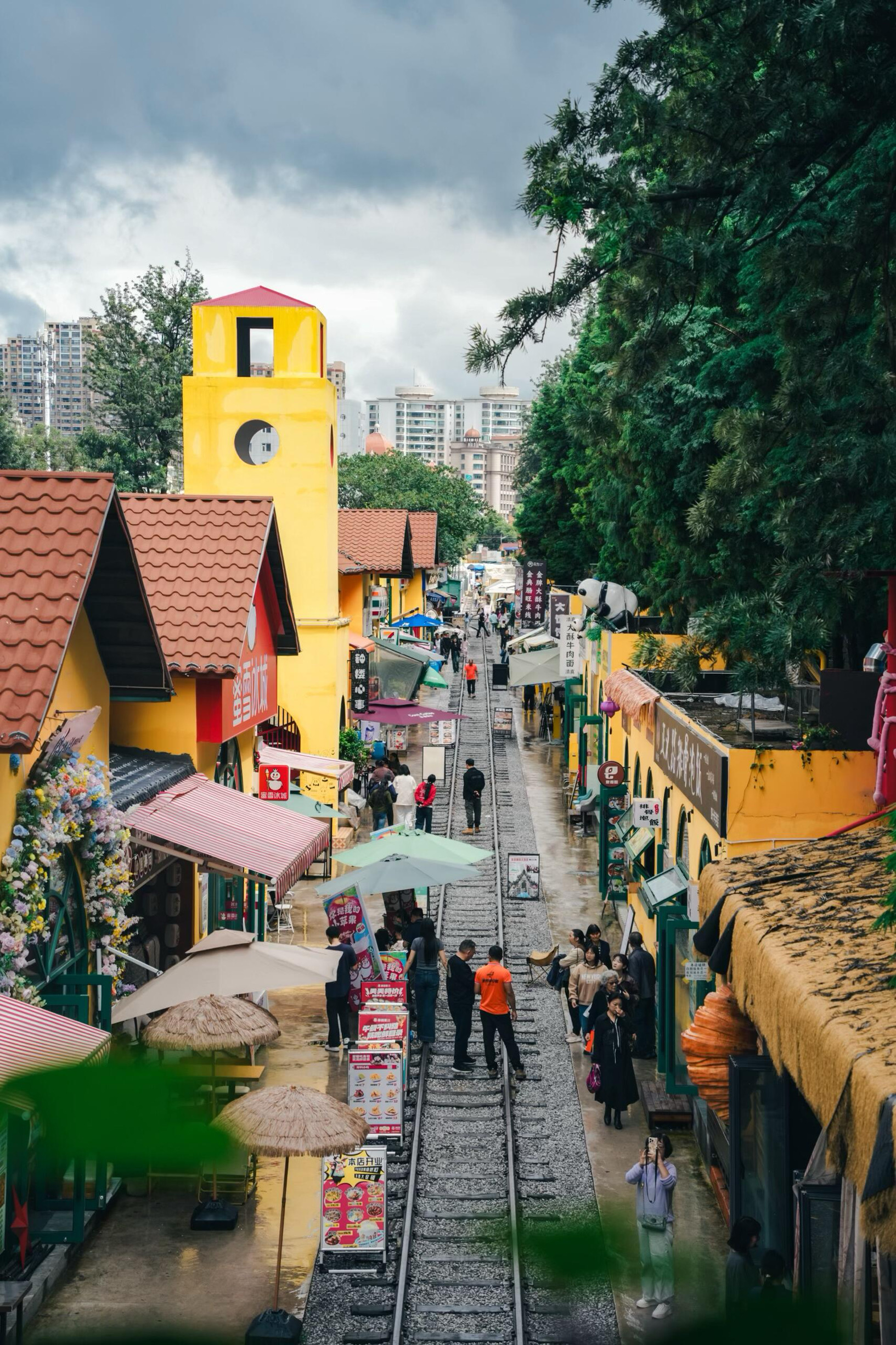 Recently visited a hidden gem for photography in Kunming — Mayuan Meter-Gauge Railway Park. This place perfectly blends a century of history with modern artsy vibes, making it an excellent spot for great shots! 🤳
//
📍 Key Information

· Address: Near No. 336 Dianmian Avenue, Wuhua District, Kunming.
· How to get there: Take Metro Line 3 to "City Sports Center Station," then navigate to "Mayuan Station" and ride a shared bike about 1.5 km to reach the park. There is also parking available inside the park, convenient for driving.
· Admission: Free entry.
· Best time to visit: Recommended before 9 AM or after 4 PM for soft lighting and fewer crowds, perfect for photos.

✨ Must-Check Highlights at Mayuan Meter-Gauge Railway Park

This site is a renovated relic of the century-old Yunnan-Vietnam Railway (meter-gauge railway), rich in history and industrial style.

· Vintage Yellow Wall Station: Iconic French-style yellow wall building paired with retro green windows, a perfect central photo backdrop.
· Frozen in Time: Weathered railway tracks, old-fashioned signal lights, and a stationary black steam locomotive—all witnesses of history.
· Neighborhood Vibes: After renovation, the area includes a market, pocket parks, and many food shops, great for strolling and snacking with lots of local flavor.

📸 Highly Recommended Photo Spots Guide

These spots have been tested for great shots, be sure to save them!

Spot 1: Classic Yellow Wall Platform

· Location: In front of the main platform building.
· How to shoot: Stand in front of the yellow wall with green windows or the "Mayuan Station" sign as the background. Move around or glance back while a friend captures you from a diagonal side angle for dynamic, lively photos.
· Note: After 4 PM, sunlight casts a golden glow on the yellow wall, creating an excellent effect.

Spot 2: Walking Along the Center of the Tracks

· Location: The straight stretch of railway tracks.
· How to shoot: Walk forward along the tracks or stand quietly in the center. Use a telephoto lens to shoot from a distance to compress space, emphasize depth, and make the subject appear taller.
· Note: ⚠️ Please ensure safety and confirm no trains are passing. Outfit suggestion: solid color dresses (white, red, khaki) for strong contrast.

Spot 3: Dialogue with the Locomotive

· Location: The black steam locomotive parked beside the platform.
· How to shoot: Lean lightly against the locomotive or lean out from the window to create a storytelling vibe.
· Note: The locomotive has rich details, ideal for half-body or close-up shots to showcase the vintage industrial style.

Spot 4: Artsy Street Corners and Market

· Location: Near the platform at the "Mayuan Memory Flavor Market" or the Bombax Pocket Park.
· How to shoot: Buy a coffee or hold a local snack (like tofu pudding rice noodles) as a prop for natural lifestyle shots.
· Note: The red-flowered Bombax trees in the pocket park also make great natural backgrounds.

🚶 Recommended Half-Day Nearby Tour Route

Don’t rush after taking photos; there’s plenty to explore around here!

· Citywalk Route: Mayuan Meter-Gauge Railway Park → walk/ride → Former Site of National Southwest Associated University (advance reservation required) → Yunnan University East Campus → Green Lake Park. This route is rich in cultural atmosphere and can be connected entirely by shared bike.
· Foodie Guide: Many options near the park.
 · Mayuan Café: Right by the railway, enjoy coffee with a view.
 · Mayuan·Yin 1939 Themed Restaurant: Specializes in Yunnan cuisine, with a terrace on the second floor overlooking the entire station. Their crossing-the-bridge rice noodles are well-reviewed.
 · Memory Flavor Market: Try local snacks like tofu pudding rice noodles and fried potatoes.
-