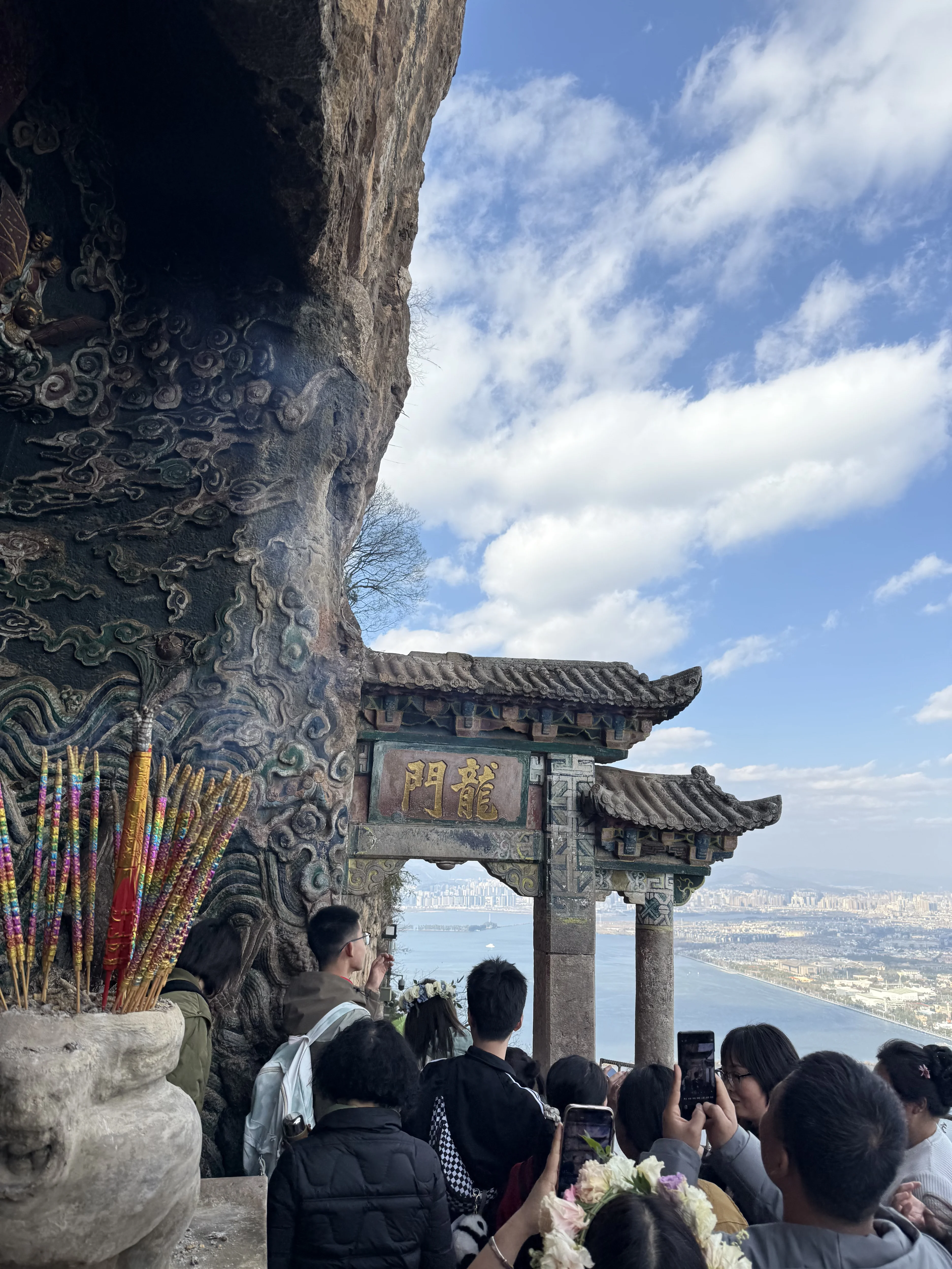 Itinerary:
📍Haigeng Dam - 📍Western Yunnan Cableway ➡️ West Mountain - 📍Laoyuhe Wetland Park Sunset
Feeding seagulls 🐦 + panoramic view of Kunming 🏙️ + passing through Dragon Gate 🐉 + super atmospheric seagull sunset 🌇 all included❗
1️⃣ Feed the birds at Haigeng Dam 🐦. You can take a taxi and set the destination to 📍Hongta Group Sports Center, then walk a bit forward to reach the core area without traffic jams. Be sure to arrive before noon, or the seagulls will already be full!
Remember to buy old bread or sample packs of cat food. I was really shocked the first time I saw someone selling cat food to feed seagulls!
2️⃣ ⭐Highly recommend the Western Yunnan Cableway❗ If the weather is good, you must go❗
The cable car plus hiking takes about two and a half hours, so plan your time well.
If you don’t want to hike, just take the cable car and then head straight to Laoyuhe!
Since you’re here, climb West Mountain and pass through Dragon Gate 🐉, which has a great meaning!
This is my first time riding such a long-span cable car 🚡. If it weren’t for my child insisting, I wouldn’t dare to ride❗
I recommend taking the 4:40 PM cable car line, just in time for the sunset with sparkling water! After exiting the cable car, turn right and walk forward. There’s a small pavilion selling boat tickets, which is a ⭕ hidden spot❗ You can capture the full view of the cable car❗
⚠️ Most importantly, this spot allows you to take photos even if you don’t ride the cable car 🚡❗❗❗
3️⃣ Book a rideshare in advance to 📍Laoyuhe Wetland Park
Because it takes about ⭕ an hour and a half to get there! Plan your time ahead to avoid missing the sunset 🌇
Things to note ⚠️
1️⃣ If you take the Western Yunnan Cableway back at 4:30 PM, you probably won’t catch the sunset. If your schedule isn’t tight, consider spreading the trip over two days!
2️⃣ I missed the sunset and went to the Ethnic Village instead, but the village is less lively at night than during the day. Honestly, the sunset 🌇 is more attractive to me!
My friend followed my itinerary and went straight to 📍Laoyuhe, where they saw stunning seagulls 🐦 and the sunset❗
Alright, here’s the best itinerary for you. Have fun!
From my perspective, Kunming is really more than just a transit stop❗
If you have time, stay for two days and explore slowly❗
