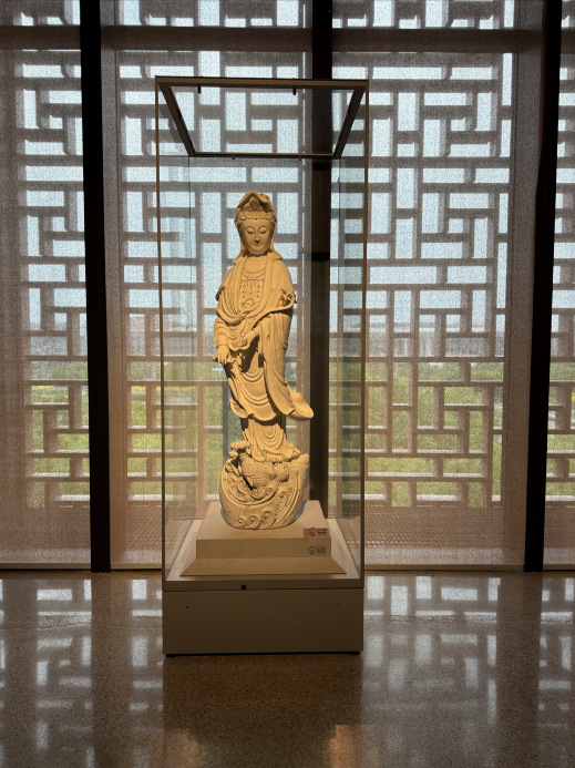 装飾彫刻 中国美術 装飾的な彫刻が施された ベージュと白の木製&金属の花瓶。 家人們破大防了！中國工藝美術館美到窒息！ | Trip.com 北京