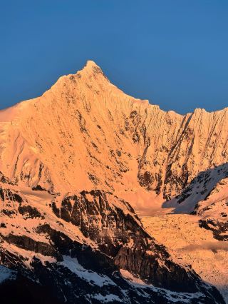 Traveling thousands of miles, all for the moment of dawn at Meili
