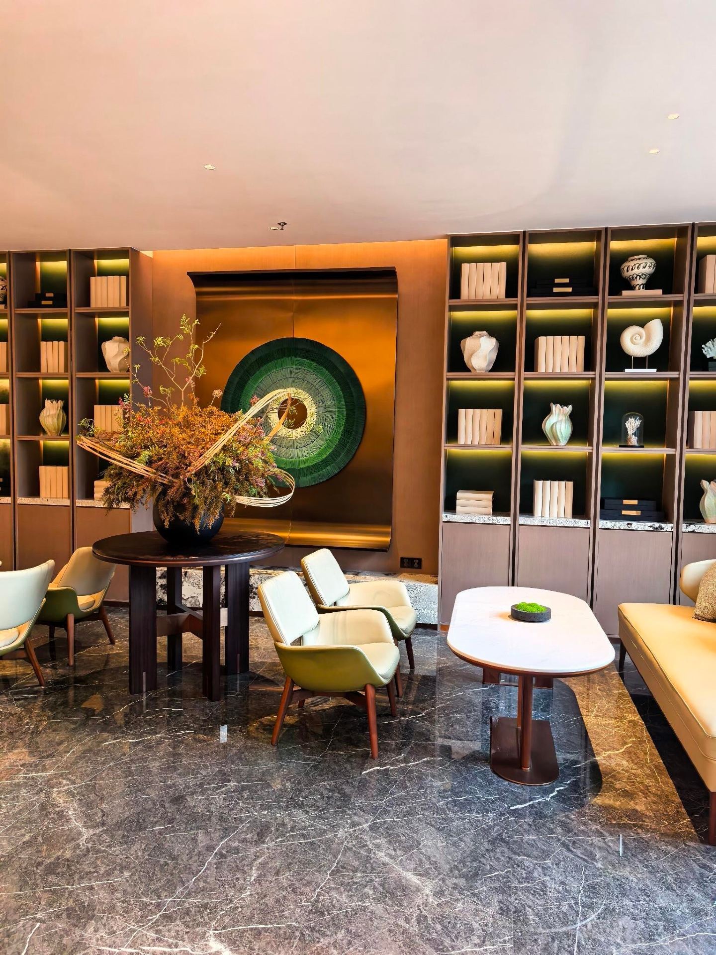 Hidden gem in the heart of the city, this luxurious hotel offers a tranquil retreat reminiscent of Jiangnan! It's incredibly therapeutic.
