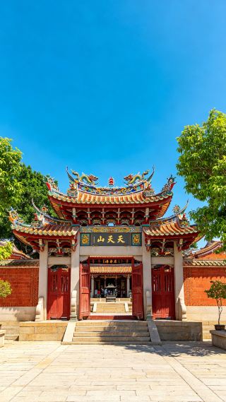 Quanzhou is so good at hiding gems—this all-glazed archway is truly breathtaking