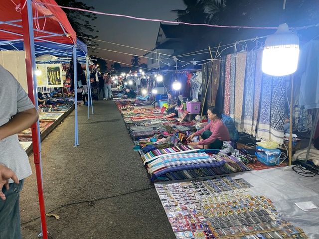 ตลาดมืด ณ หลวงพระบาง ตลาดมืด ณ หลวงพระบาง