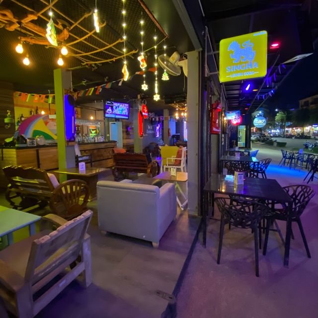 จะนั่งชิวดูบอลก็แวะมาได้ @Little Monkeys Club 