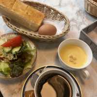 明るい店内の喫茶店