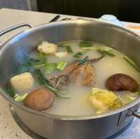 舒適闊落。近百款食材之火鍋放題店