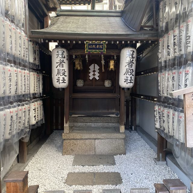京都！四条通に面した「冠者殿社（かんじゃでんしゃ）」重要文化財指定！小さいながらも歴史ある神社 