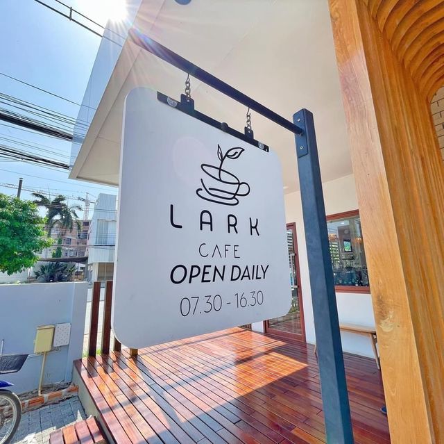 Lark Cafe พิจิตร