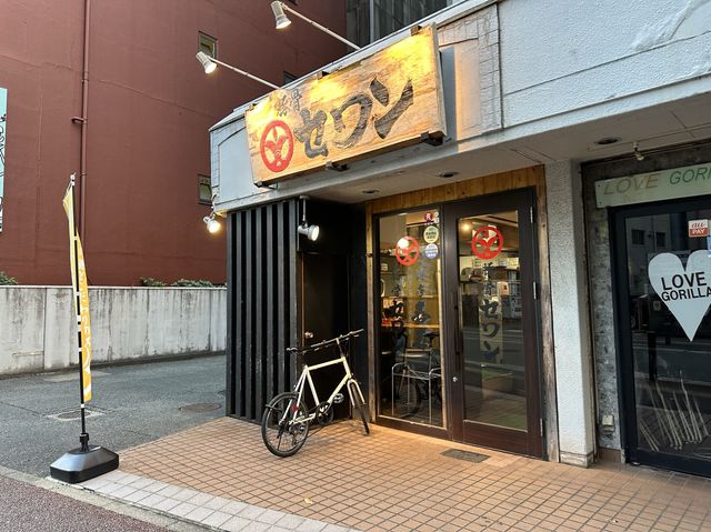 福岡・天神。『豚骨セワン』の博多豚骨ラーメンは『赤・白・黒』の3種類