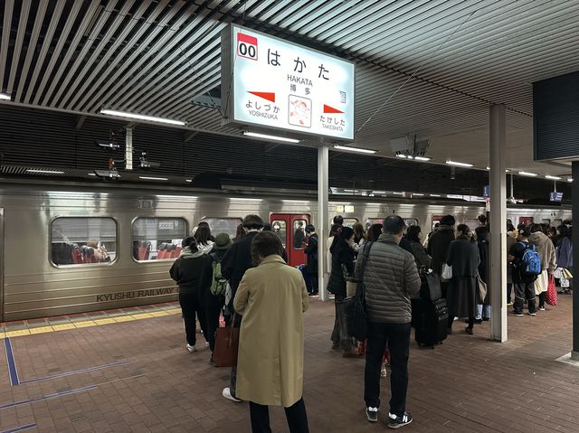 福岡・博多。博多駅のホームでラーメンが食べられる『まるうまラーメン ぷらっと博多No.1』