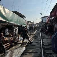 Maeklong railway market 