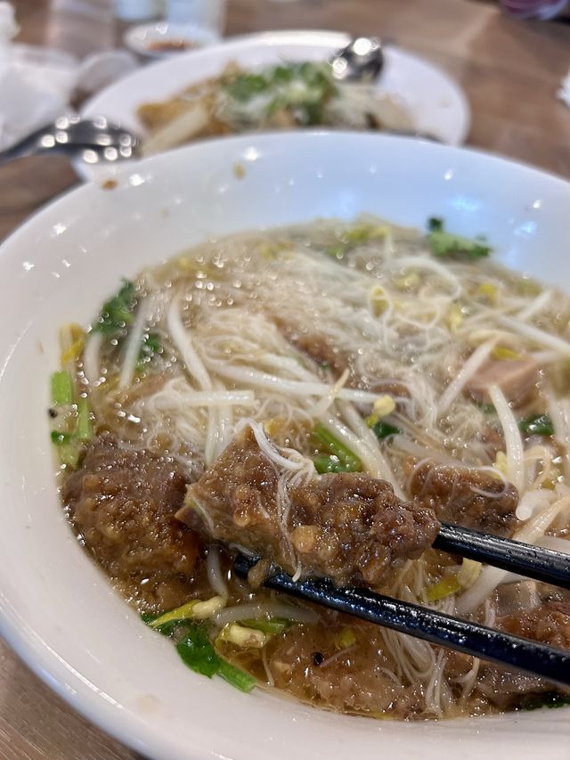 ［新竹/竹北］ 竹東邱記排骨酥麵 竹北店🥢｜竹北必吃美食 排骨酥麵必吃 氣泡水免費喝到飽🫣 